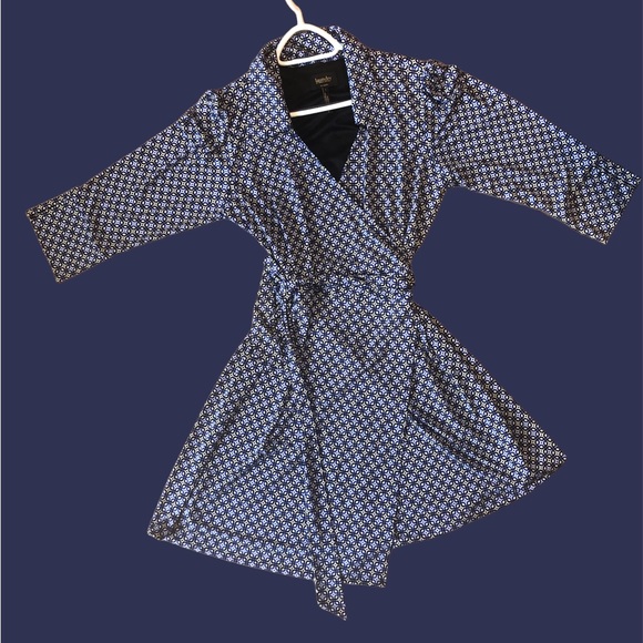 Beautiful blue and white wrap dress - Picture 3 of 3